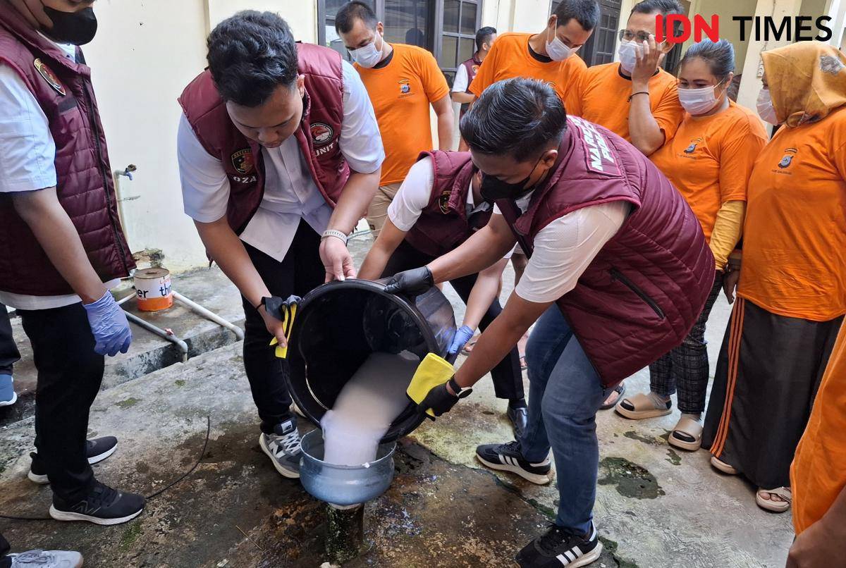 22,6 kilogram sabu-sabu dan puluhan pil ekstasi yang sudah dilarutkan langsung dibuang ke lubang septic tank di belakang Polres Banjarabru yang juga disaksikan para tersangka, Selasa (22/7/2025).