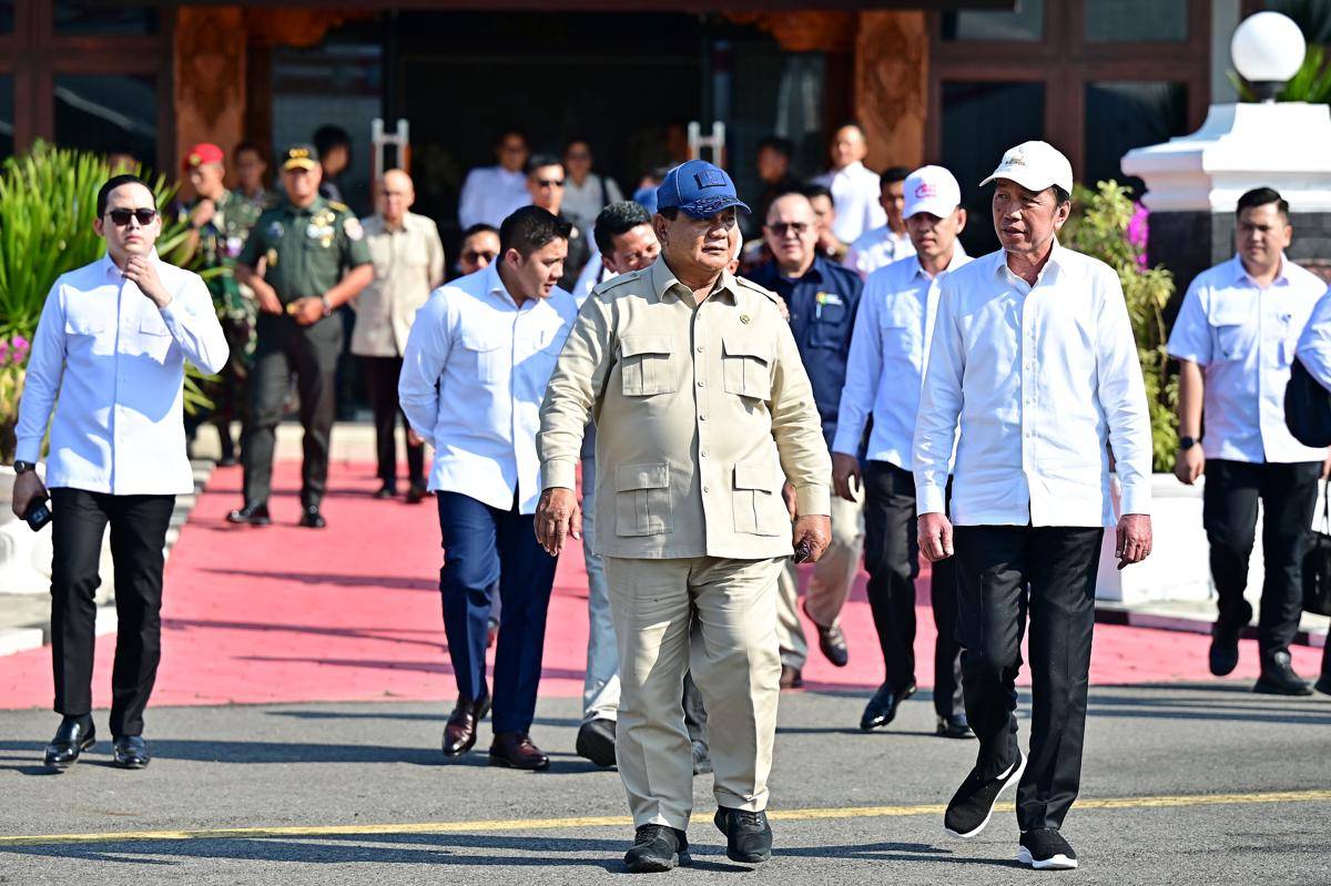 Lambaian Tangan Jokowi Lepas Prabowo Kembali ke Jakarta
