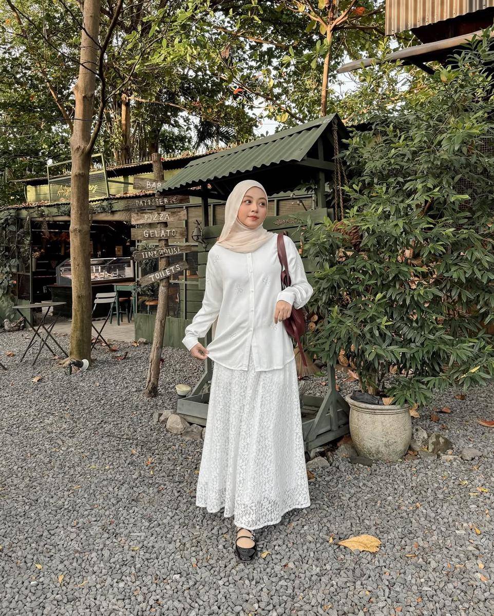 Inspirasi OOTD ala Meirani Amalia (instagram.com/meiraniap)