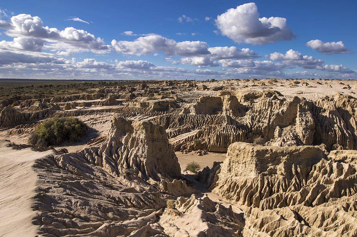 Willandra Lakes Region, New South Wales (commons.wikimedia.org/Robyn Bradbrook)