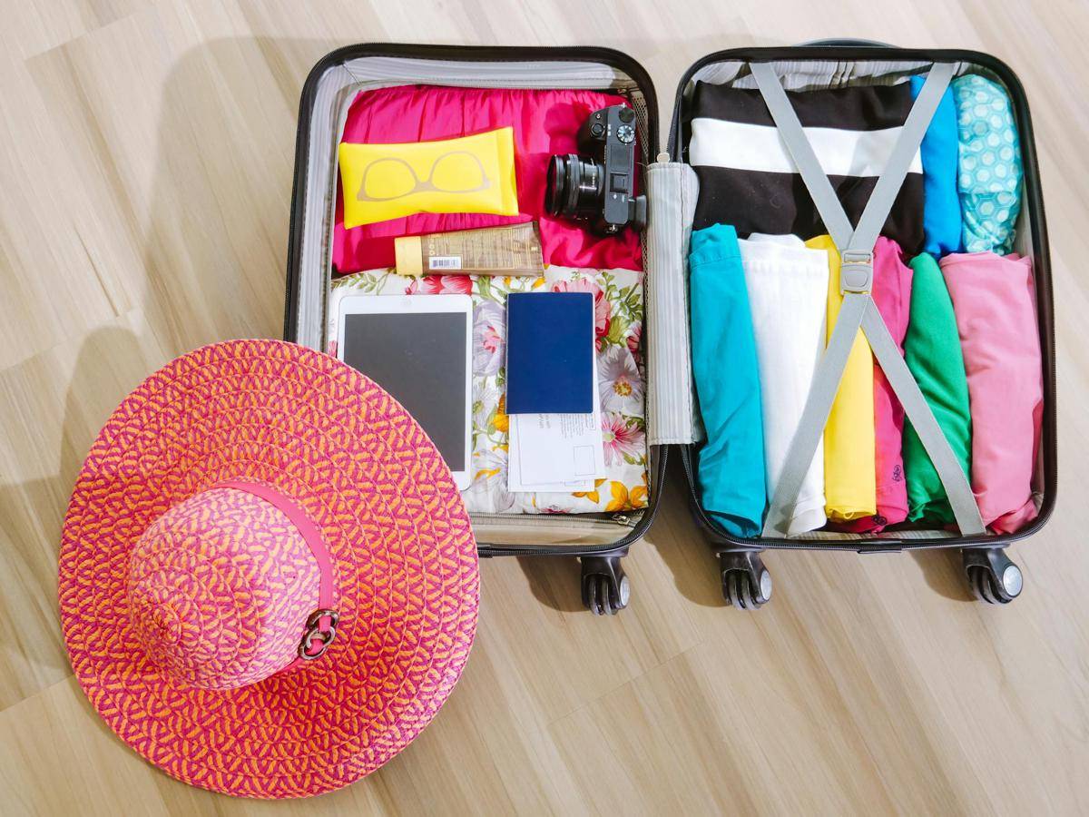 ilustrasi packing koper untuk liburan (pexels.com/Kindel Media)