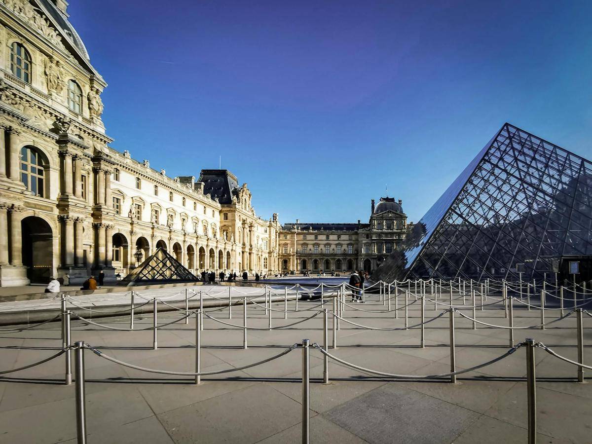 potret Louvre Museum (pexels.com/Mehmet Turgut Kirkgoz)