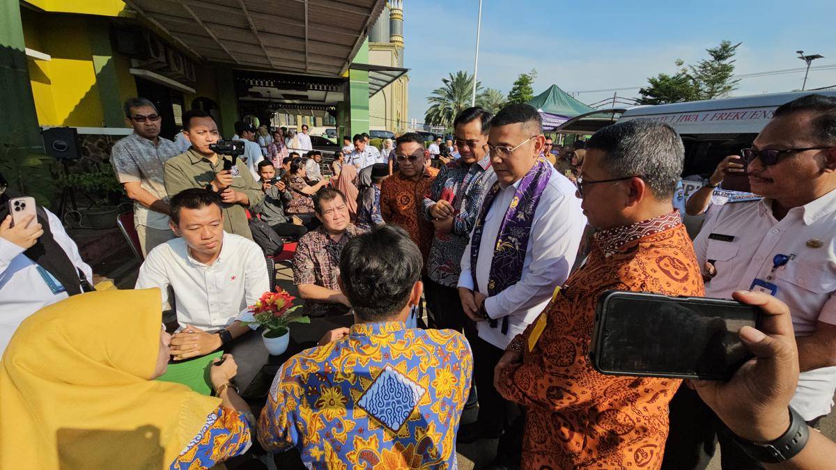 Wakil Menteri ATR/BPN, Ossy Dermawan saat meninjau mobil pelayanan pertanahan keliling 'Membara' di Kabupaten Tangerang (IDN Times/Maya Aulia Aprilianti)