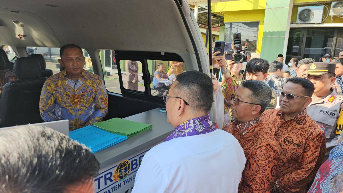 Wakil Menteri ATR/BPN, Ossy Dermawan saat meninjau mobil pelayanan pertanahan keliling 'Membara' di Kabupaten Tangerang (IDN Times/Maya Aulia Aprilianti)
