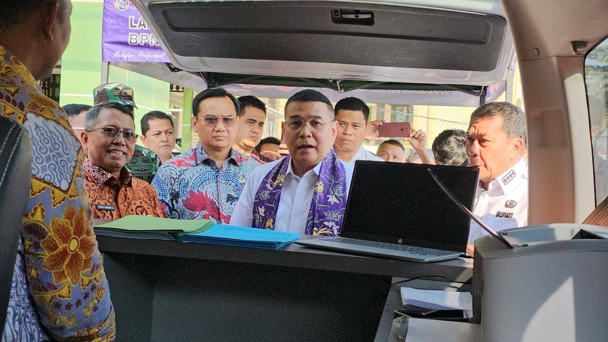 Wakil Menteri ATR/BPN, Ossy Dermawan saat meninjau mobil pelayanan pertanahan keliling 'Membara' di Kabupaten Tangerang (IDN Times/Maya Aulia Aprilianti)
