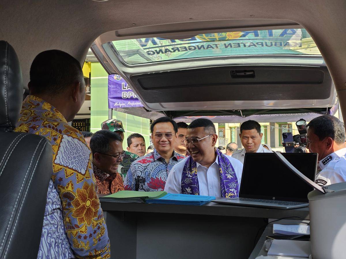 Wakil Menteri ATR/BPN, Ossy Dermawan saat meninjau mobil pelayanan pertanahan keliling 'Membara' di Kabupaten Tangerang (IDN Times/Maya Aulia Aprilianti)