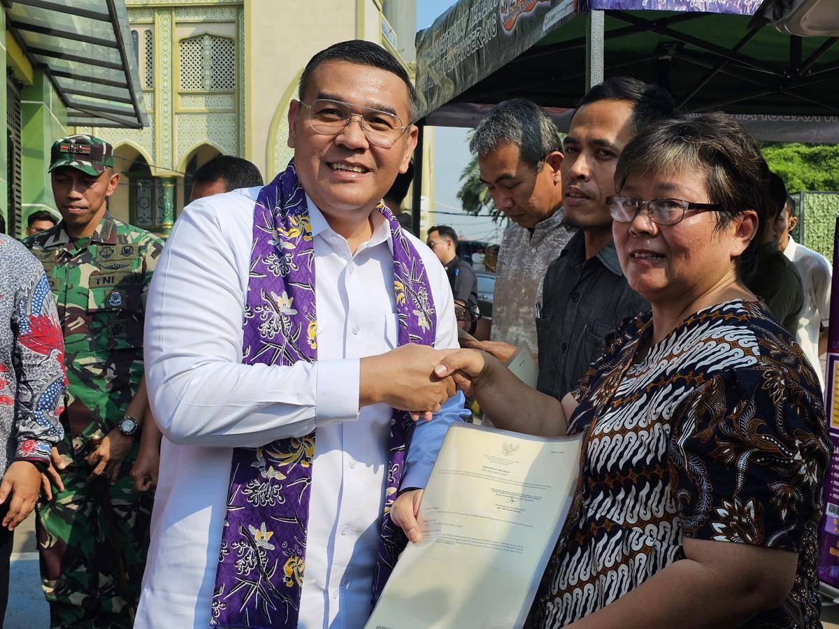 Wakil Menteri ATR/BPN, Ossy Dermawan saat meninjau mobil pelayanan pertanahan keliling 'Membara' di Kabupaten Tangerang (IDN Times/Maya Aulia Aprilianti)