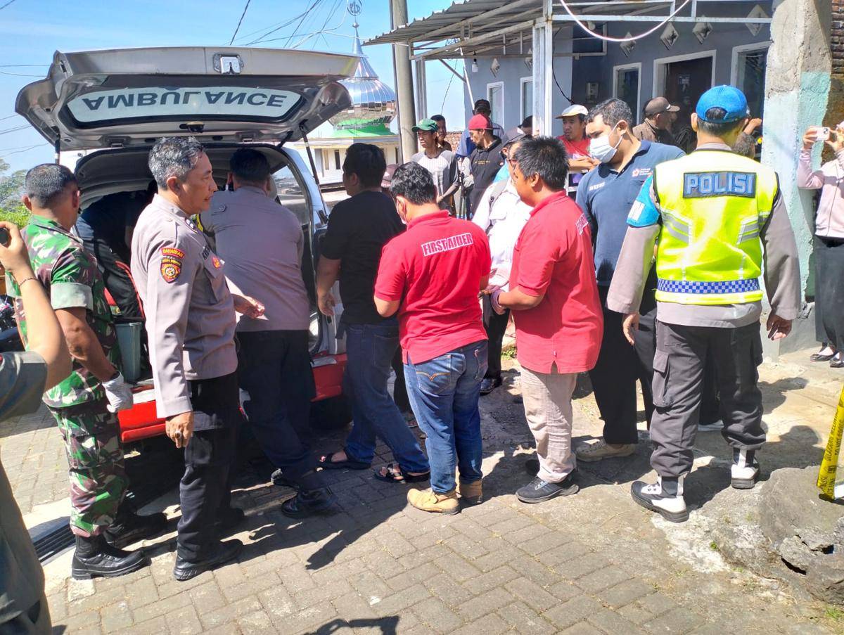 Evakuasi jenazah pasutri tewas di Dusun Tegalrejo, Kabupaten Malang. (IDN Times/Rizal Adhi Pratama)