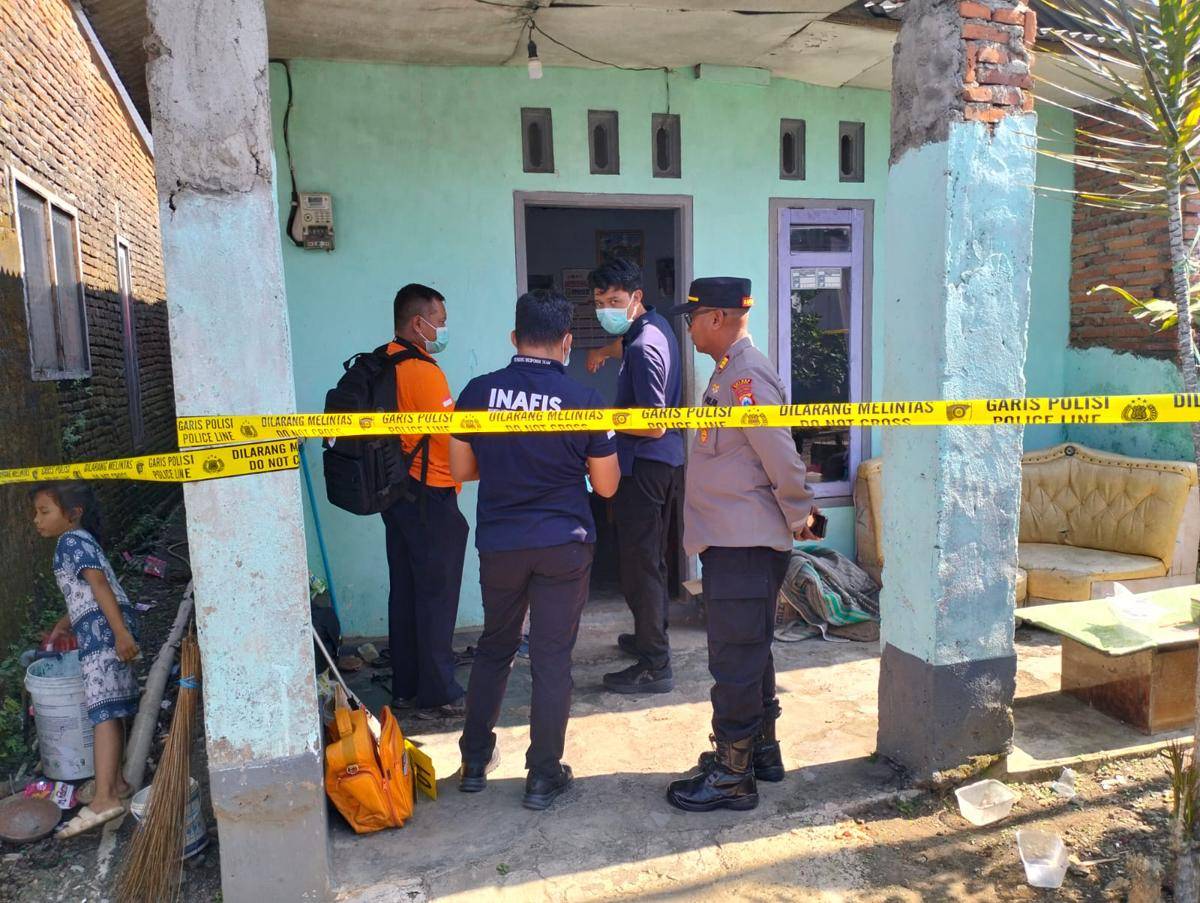 Olah TKP kasus pasutri tewas di Dusun Tegalrejo, Kabupaten Malang. (IDN Times/Rizal Adhi Pratama)