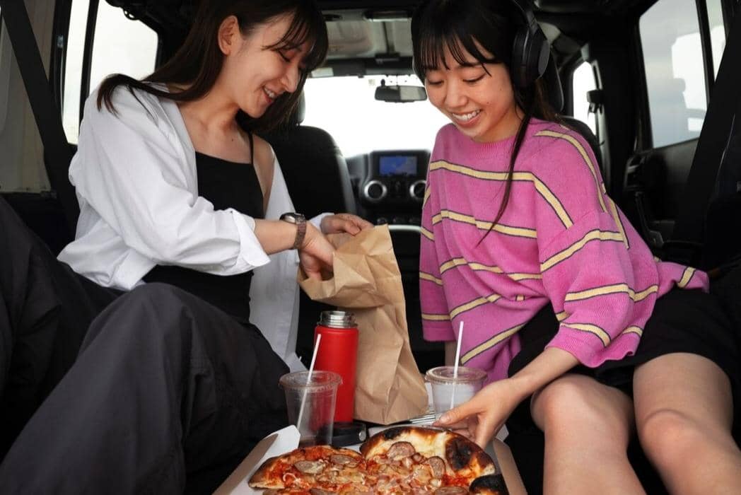 Makan Di Mobil (freepik.com/freepik) 