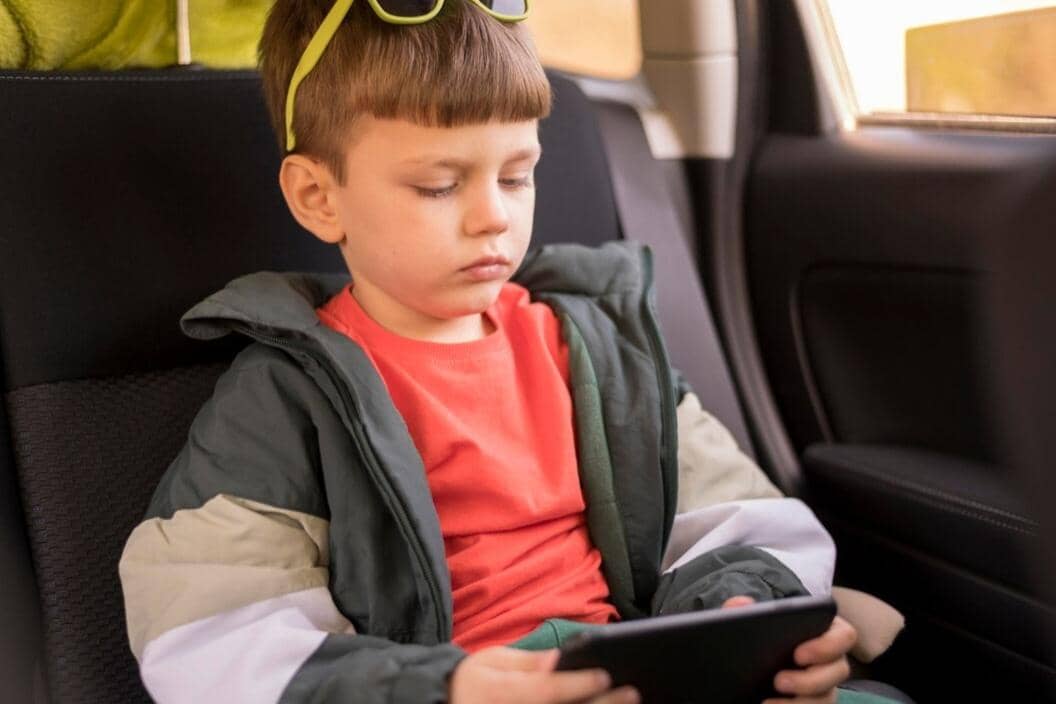 5 Tips Menghadapi Anak Tantrum di Mobil Saat Perjalanan Macet