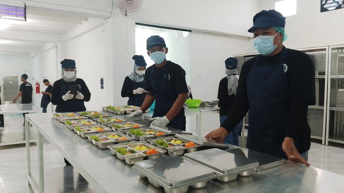 Suasana dapur program Makan Bergizi Gratis (MBG) di Kecamatan Lembeyan. IDN Times/Riyanto.