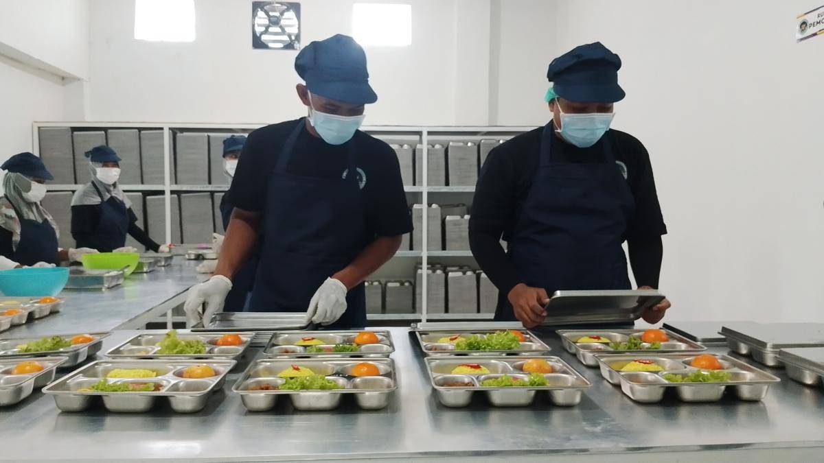 Suasana dapur program Makan Bergizi Gratis (MBG) di Kecamatan Lembeyan. IDN Times/Riyanto.