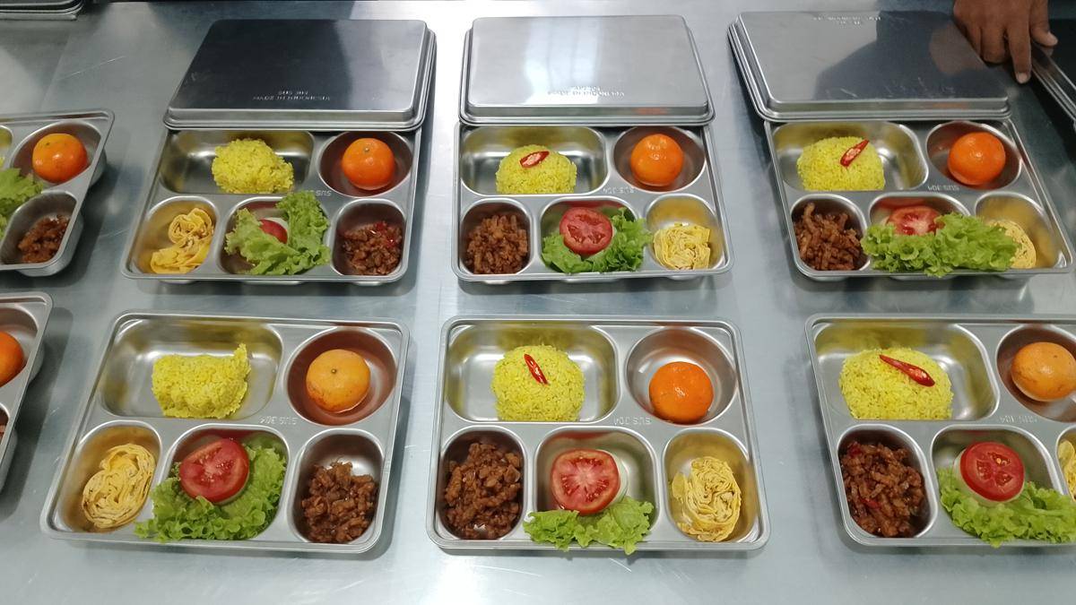 Suasana dapur program Makan Bergizi Gratis (MBG) di Kecamatan Lembeyan. IDN Times/Riyanto.