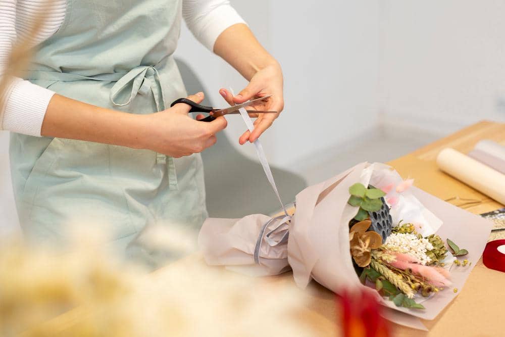 ilustrasi membuat buket bunga (freepik.com/freepik)