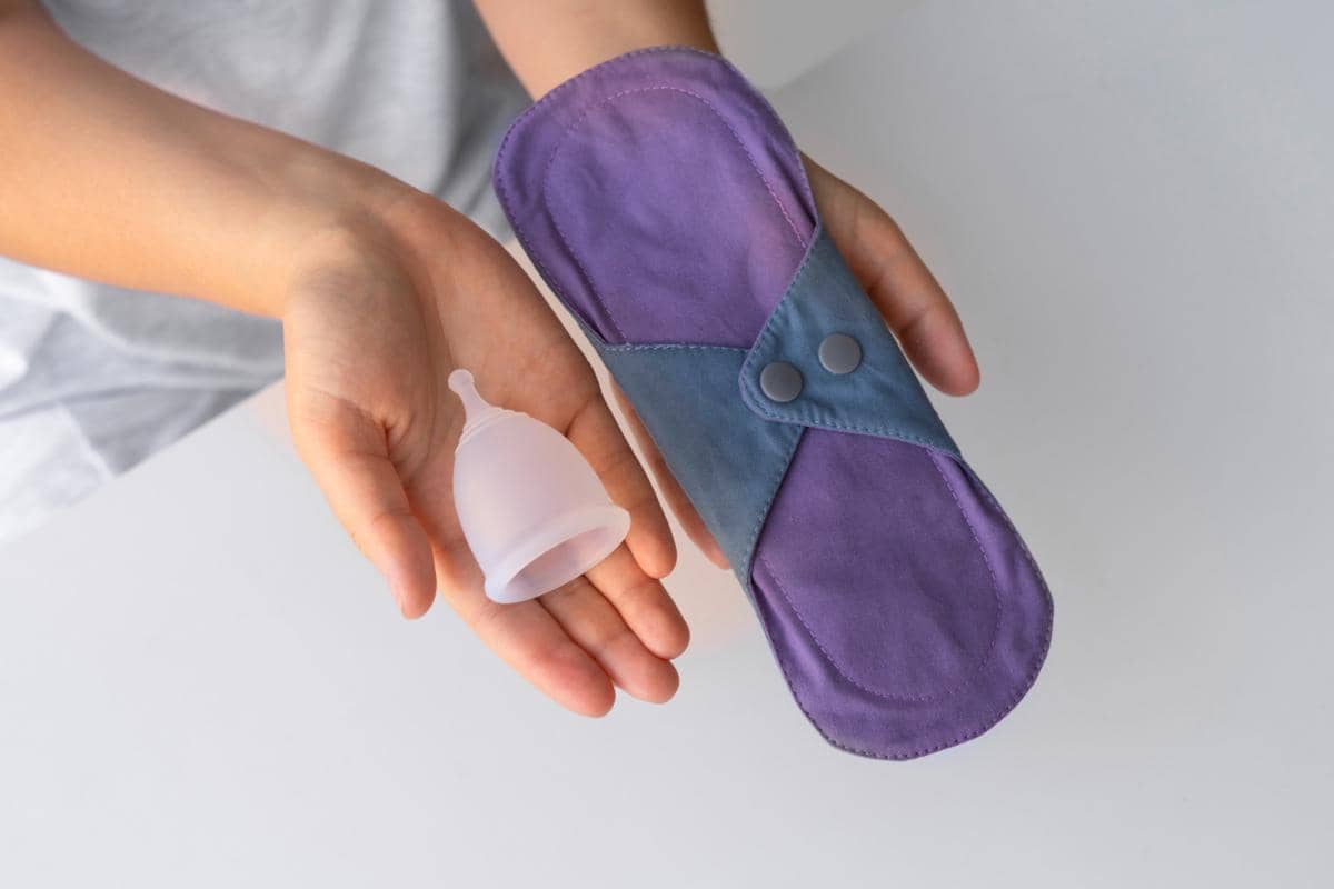 Pembalut kain reusable dan menstrual cup.