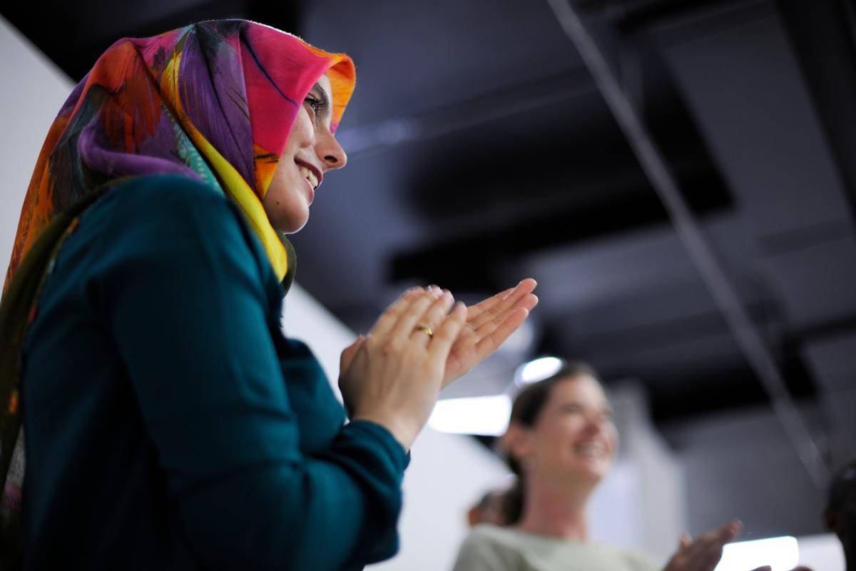 Ilustrasi wanita berhijab di acara kantor (freepik.com/rawpixel.com)