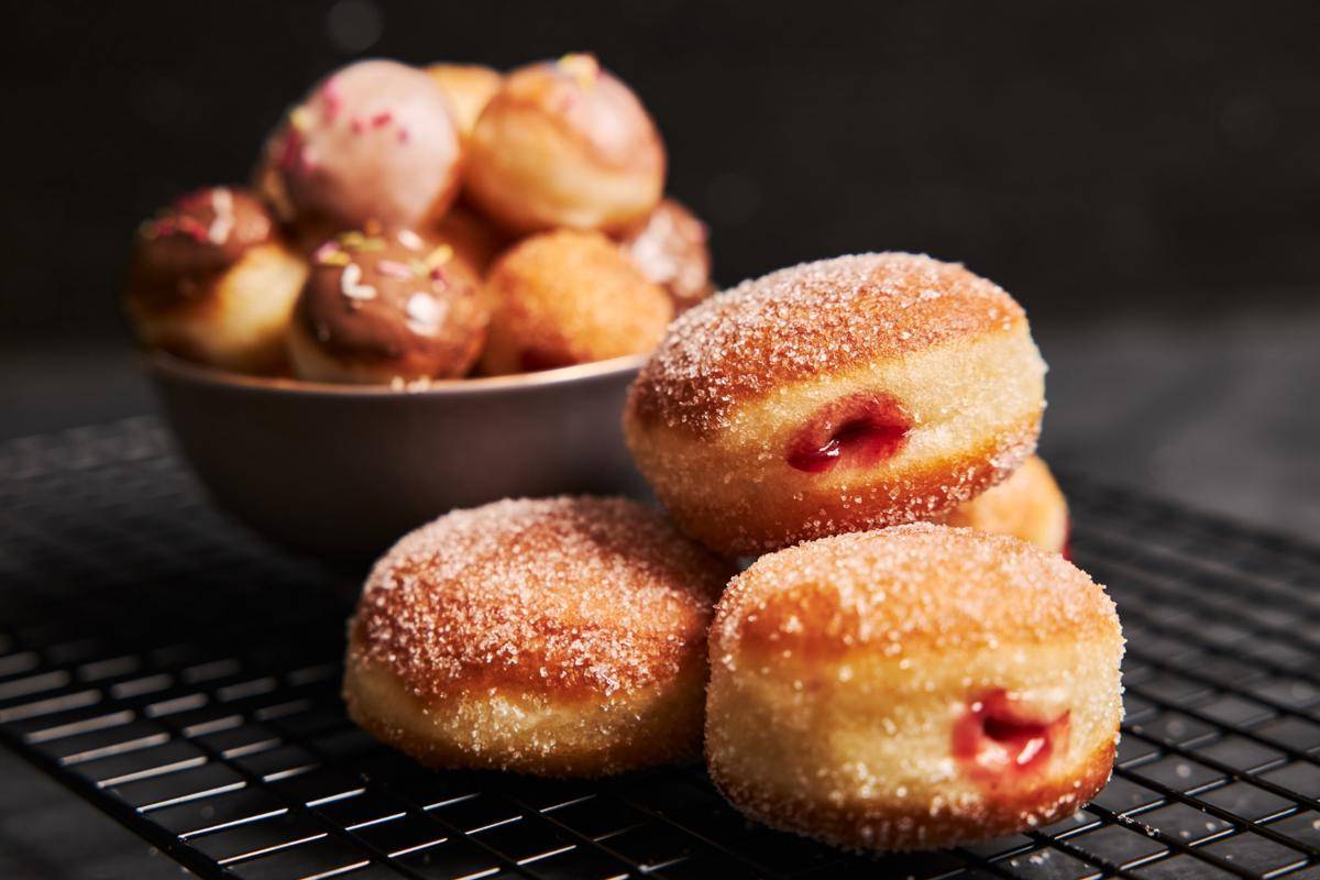 ilustrasi donat Amerika dan donut Eropa (freepix.com/wirestock)