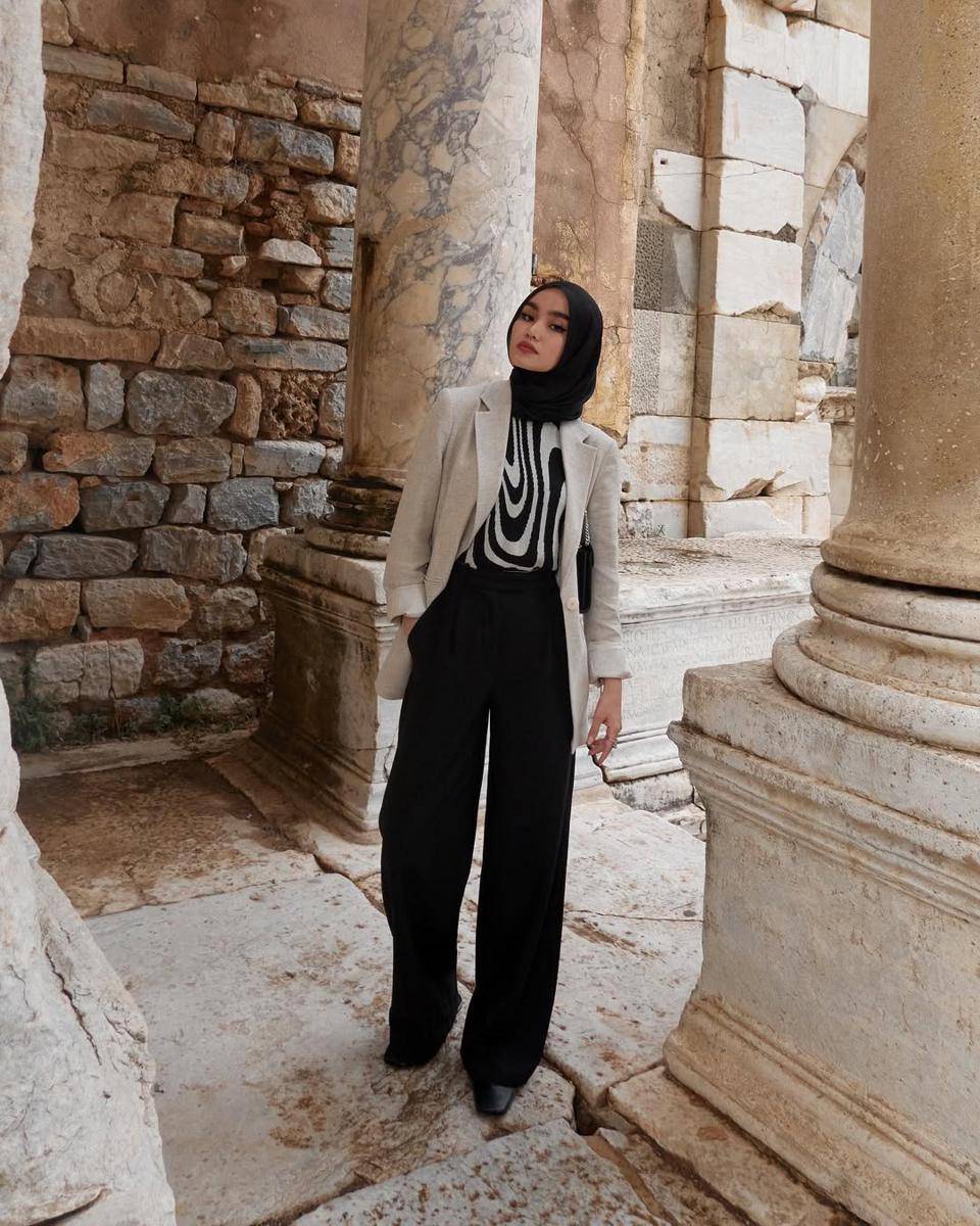 gaya busana classy ala Sashfir (instagram.com/sashfir)