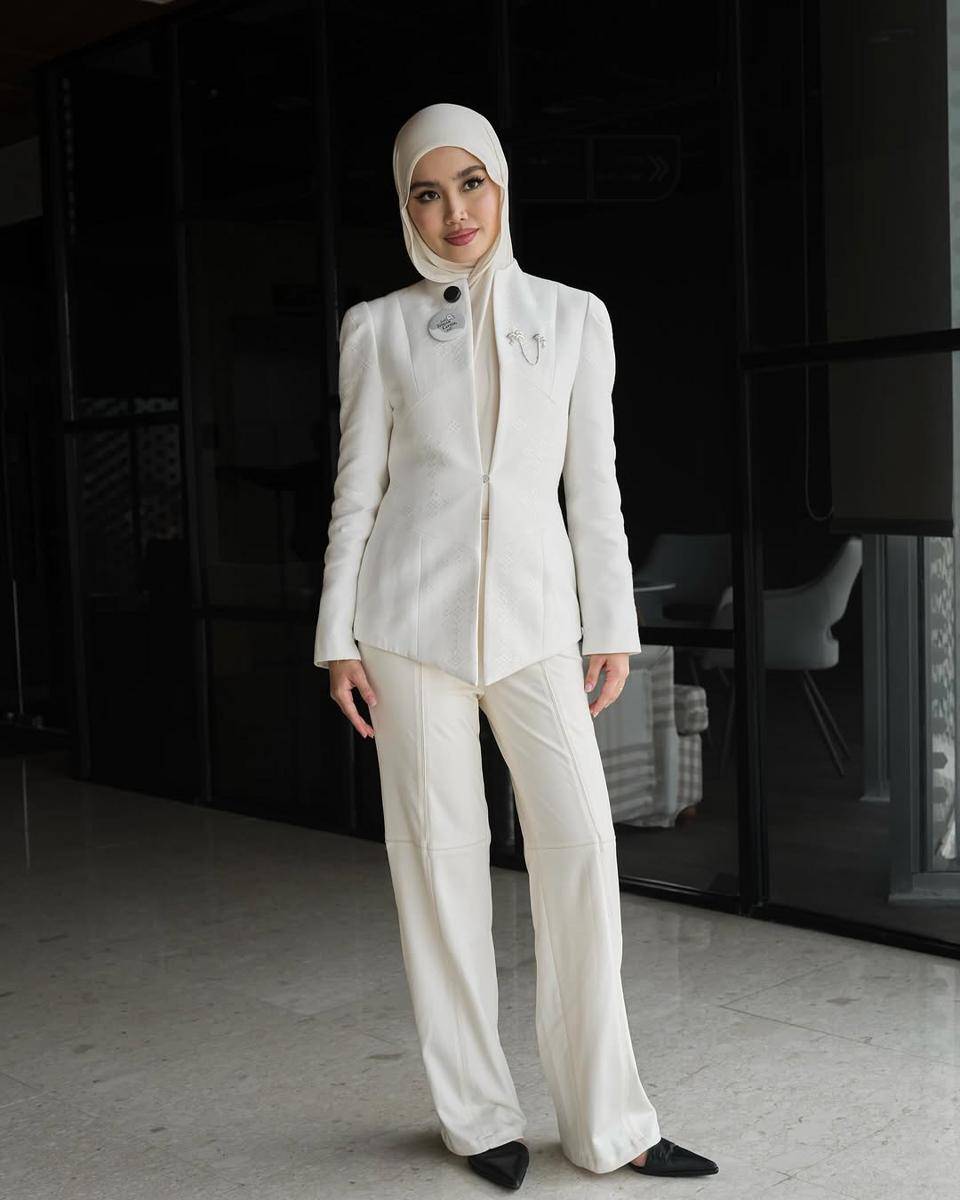 gaya busana classy ala Sashfir (instagram.com/sashfir)