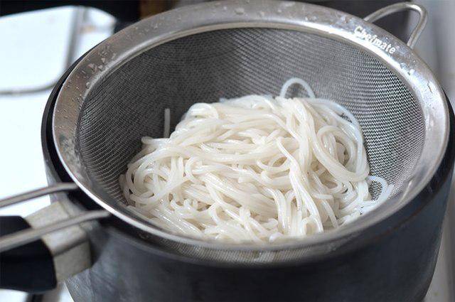 ilustrasi tiris bihun (commons.wikimedia.org/HungryHuy)