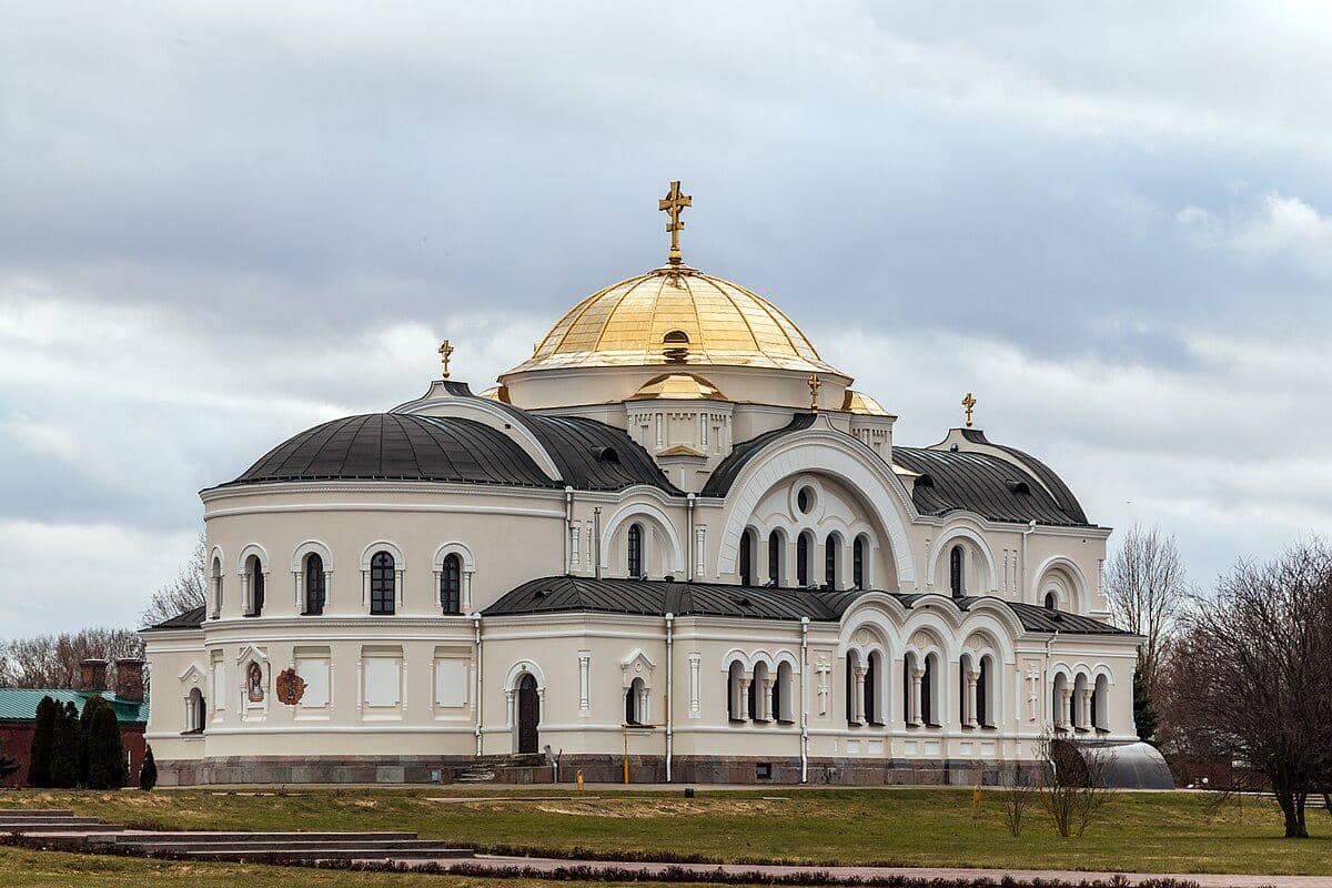 potret bagian luar Gereja Santo Nikolas di dalam Benteng Brest 