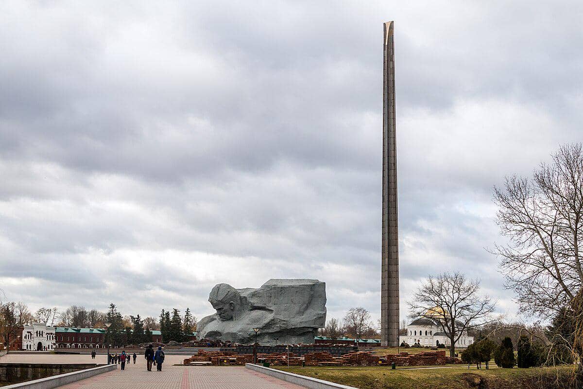 Pemandangan Monumen Keberanian di Benteng Brest dari kejauhan 