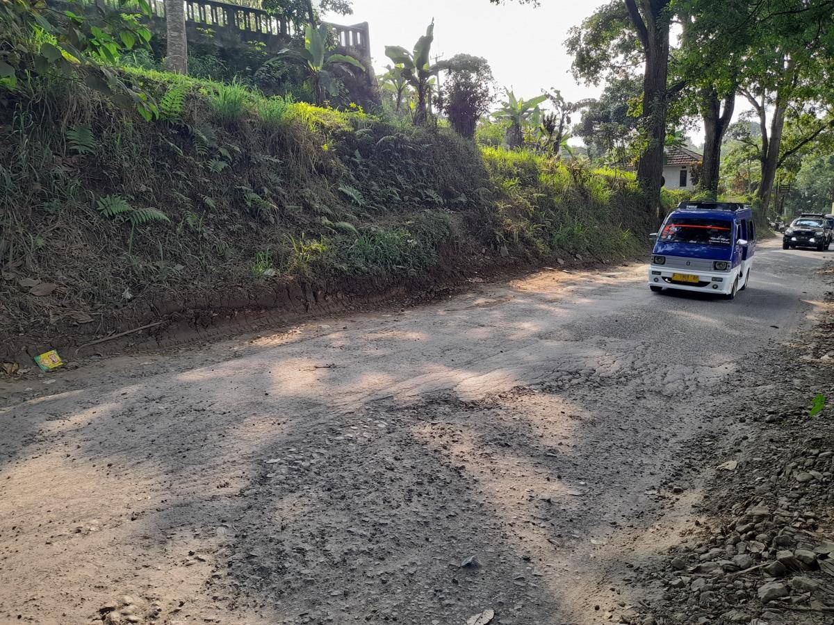 Jalan rusak di Kab Sukabumi