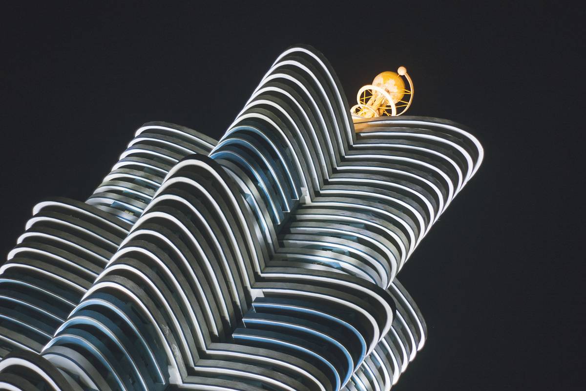 Pemandangan Menara Mirae Unha di malam hari.