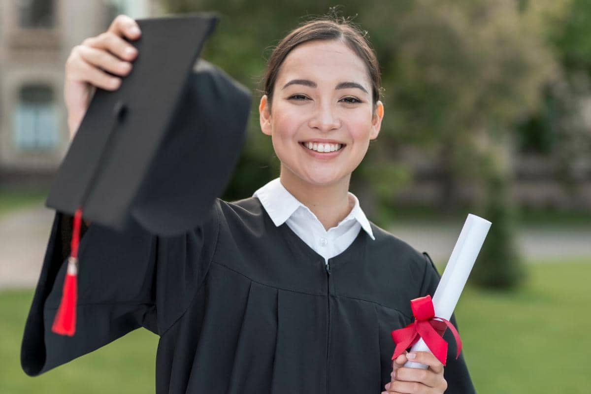 ilustrasi fresh graduate (freepik.com/freepik)