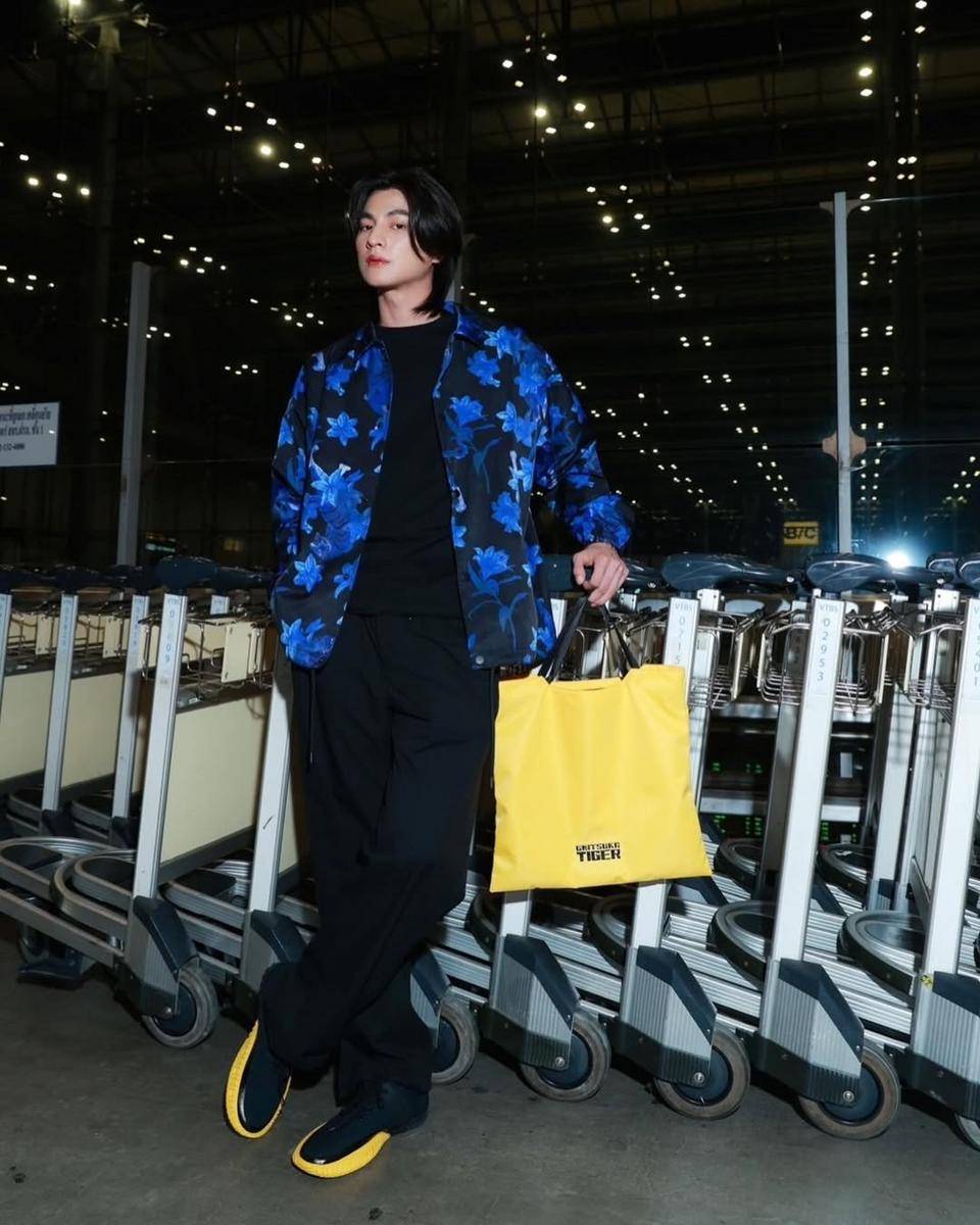 outfit airport look ala Gulf Kanawut (instagram.com/gulfkanawut)