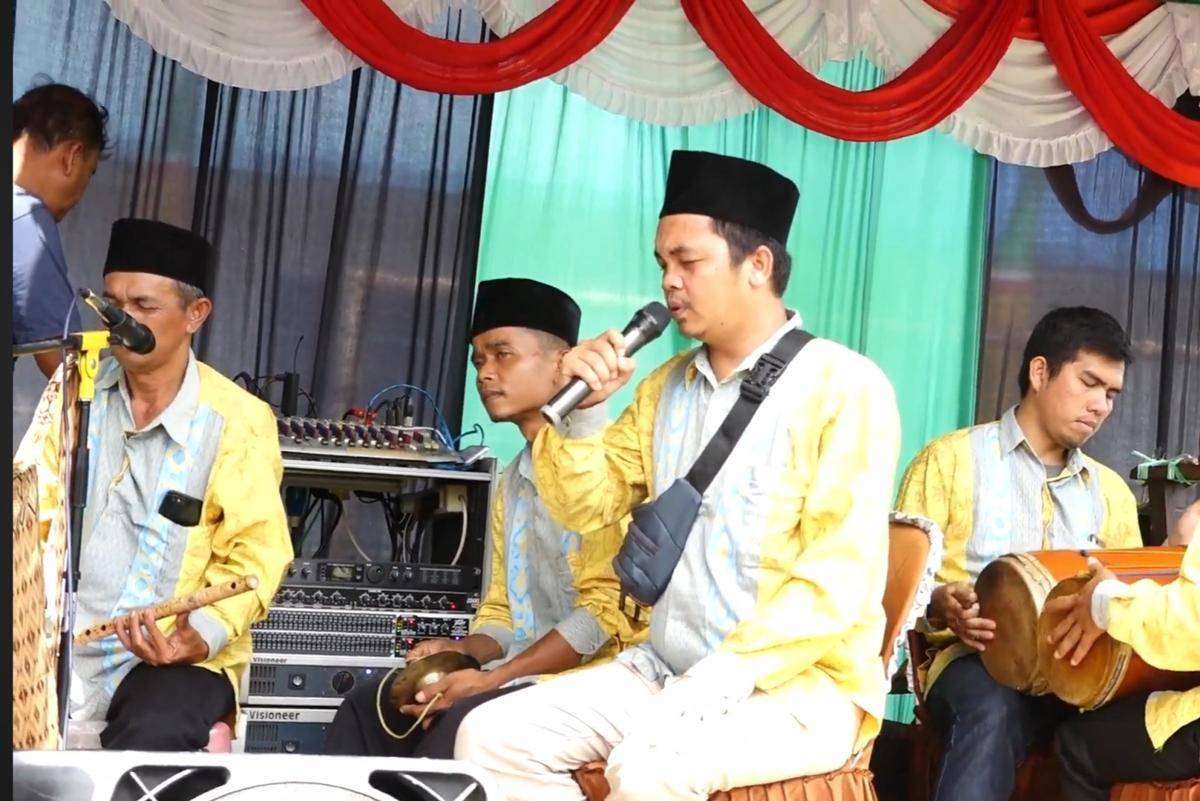 Suara khas paronang-onang menggema di tengah pesta pernikahan adat Mandailing, menyampaikan doa restu dan nasihat dalam syair-syair penuh makna(youtube.com/zaky ulhaq videography)