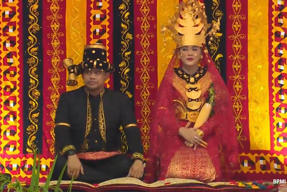 Dengan balutan busana adat Mandailing yang penuh makna, Bobby Nasution dan Kahiyang Ayu bersanding di pelaminan.(Youtube.com/KementerianSekretariatNegaraRI)
