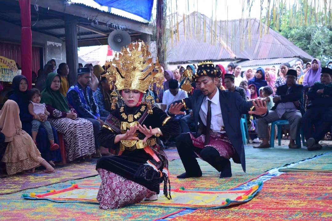 Sepasang pengantin menampilkan Tortor tradisional Mandailing, dalam rangkaian acara pernikahan adat di Mandailing Natal, Sumatera Utara. (tiktok.com/yudosuhendri)