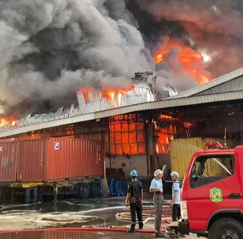 Kebakaran hebat di pabrik minyak makan Medan Labuhan (dok.Damkar Kota Medan)