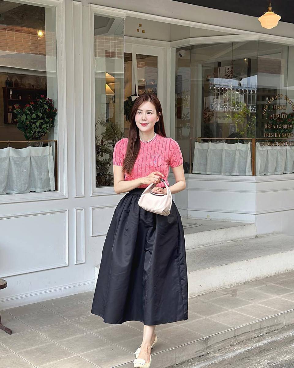 potret ide styling OOTD pakai sweater ala Jeab Pijittra 
