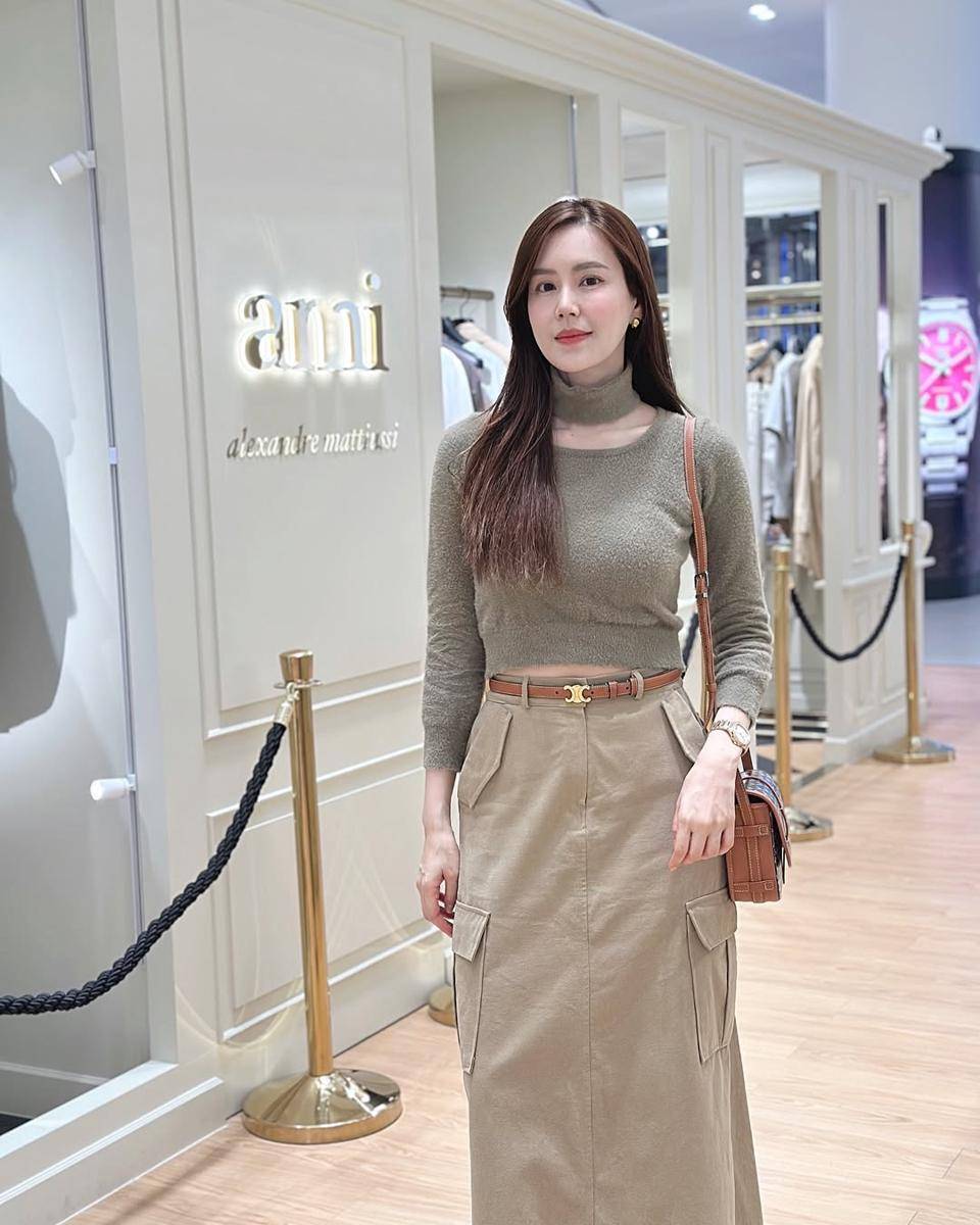 potret ide styling OOTD pakai sweater ala Jeab Pijittra 