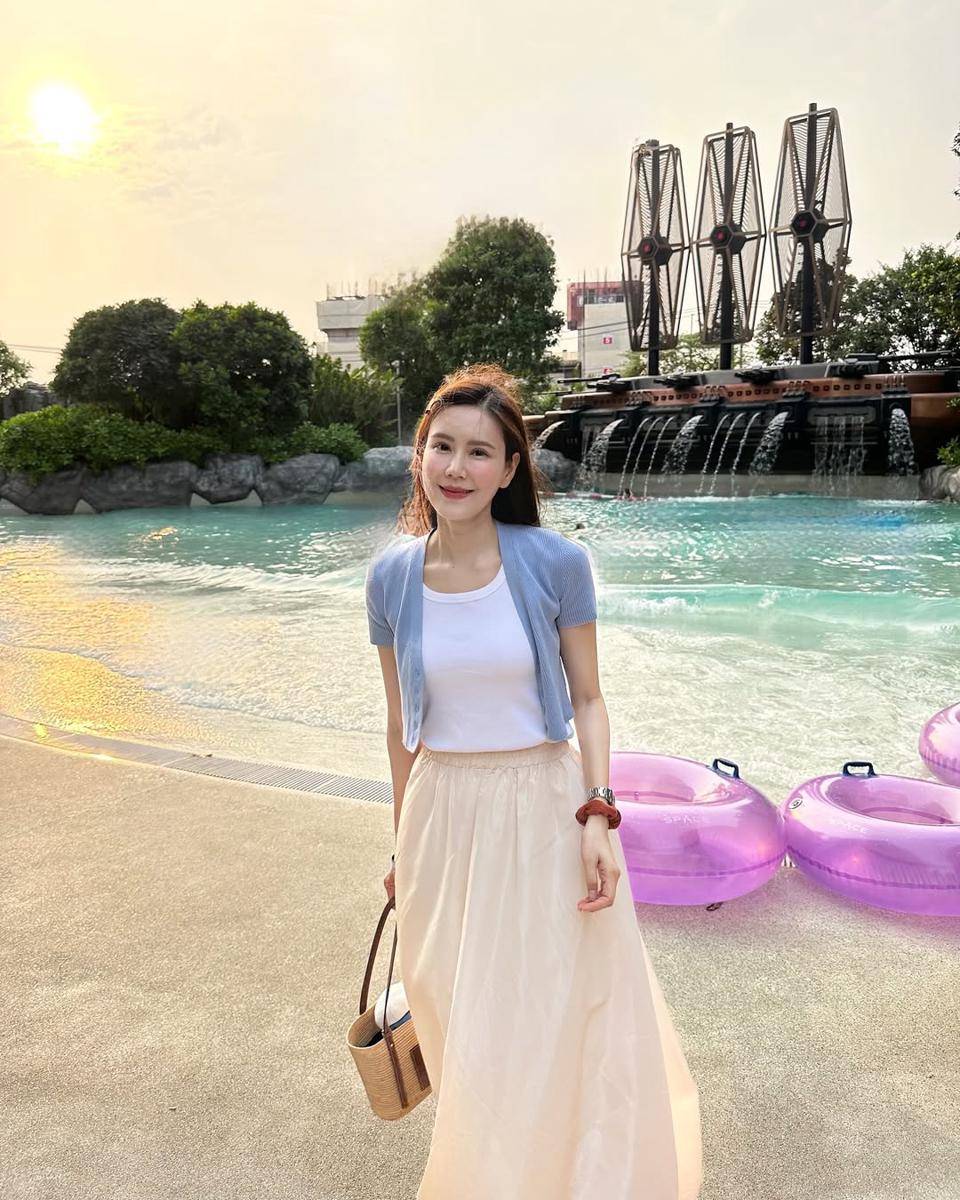 potret ide styling OOTD pakai sweater ala Jeab Pijittra 