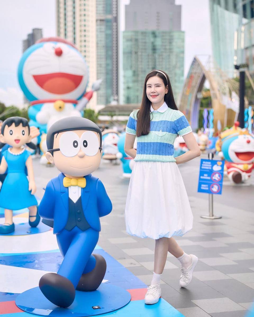 potret ide styling OOTD pakai sweater ala Jeab Pijittra 