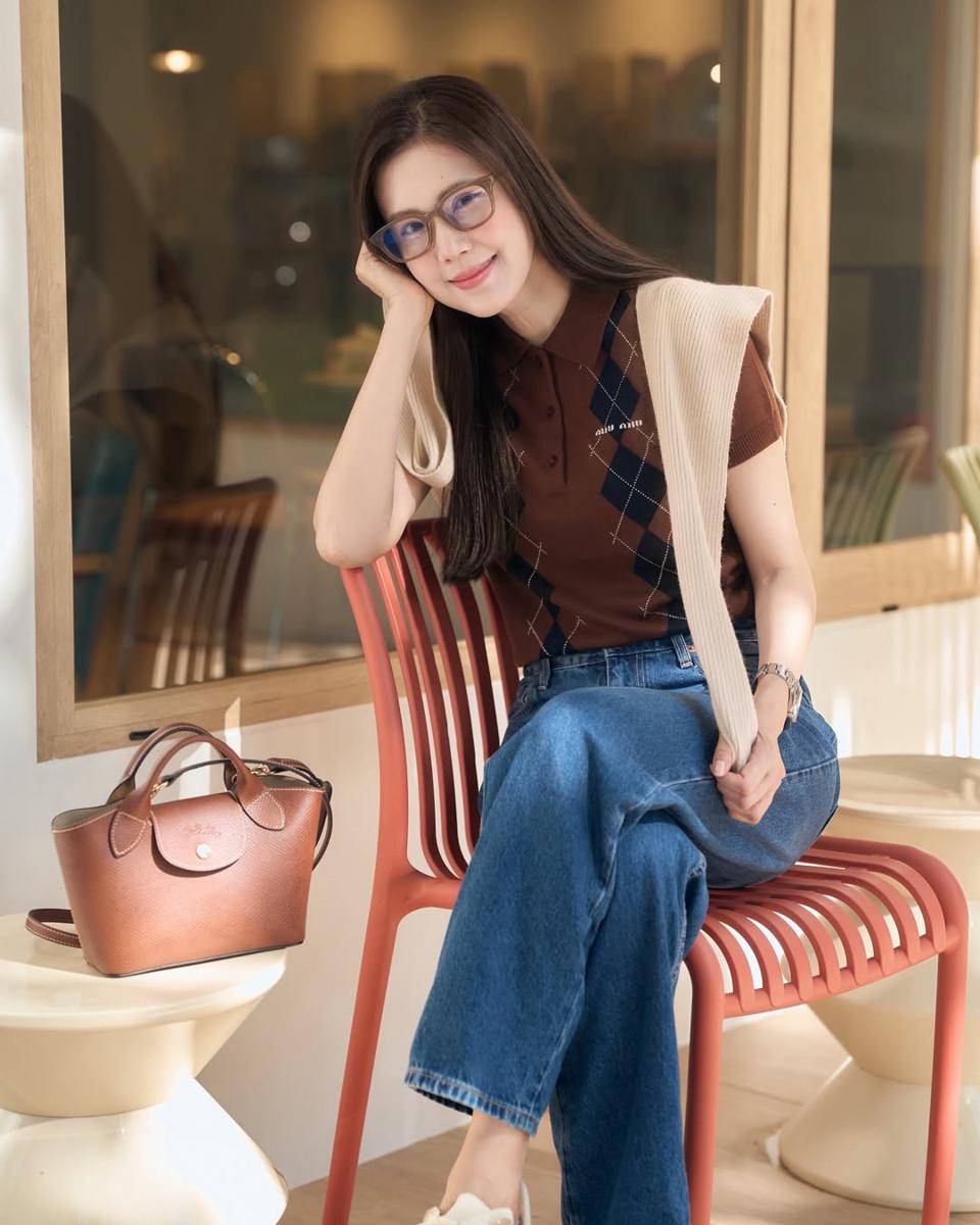 potret ide styling OOTD pakai sweater ala Jeab Pijittra 