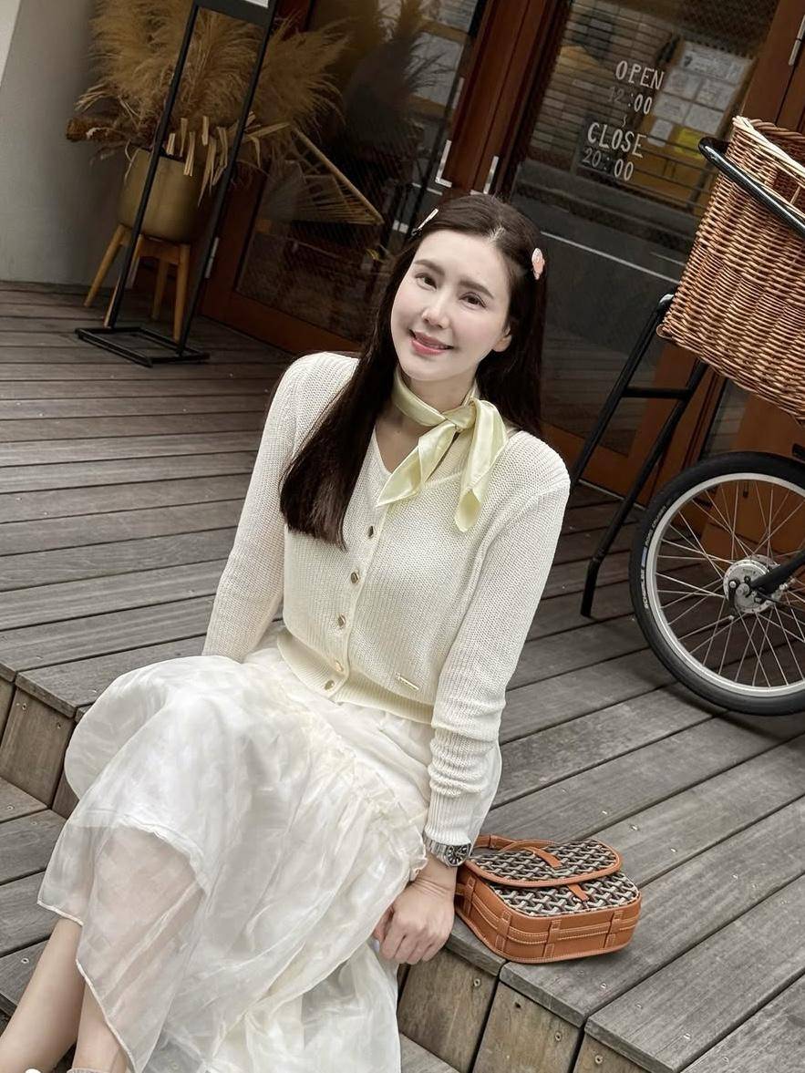 potret ide styling OOTD pakai sweater ala Jeab Pijittra 