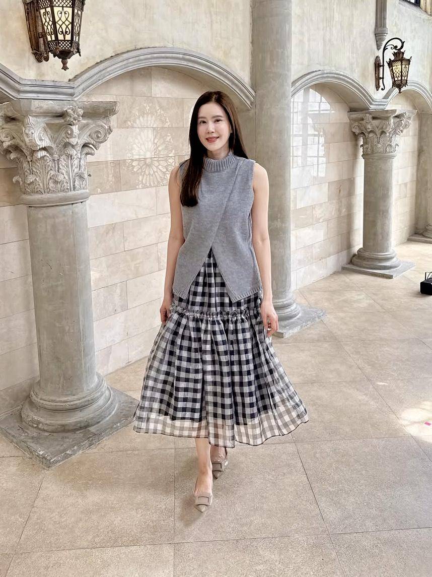 potret ide styling OOTD pakai sweater ala Jeab Pijittra 