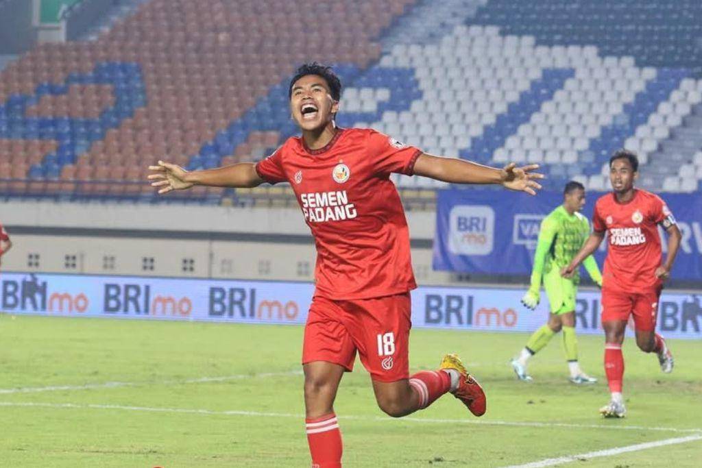 Aksi pemain muda Gala Pagamo saat memperkuat Semen Padang dalam sebuah pertandingan BRI Liga 1 2024/2025. (Instagram.com/galaapagamo)