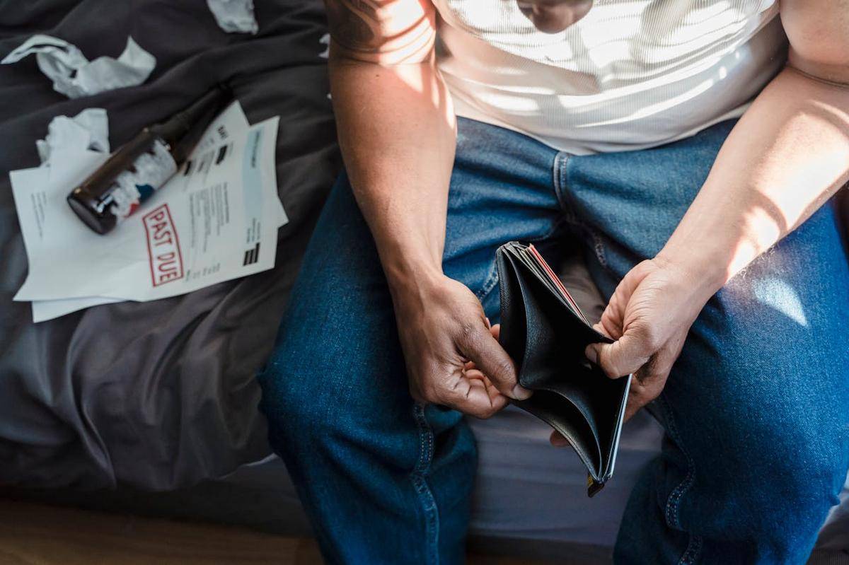ilustrasi dompet kosong banyak utang (pexels.com/Nicola Barts)
