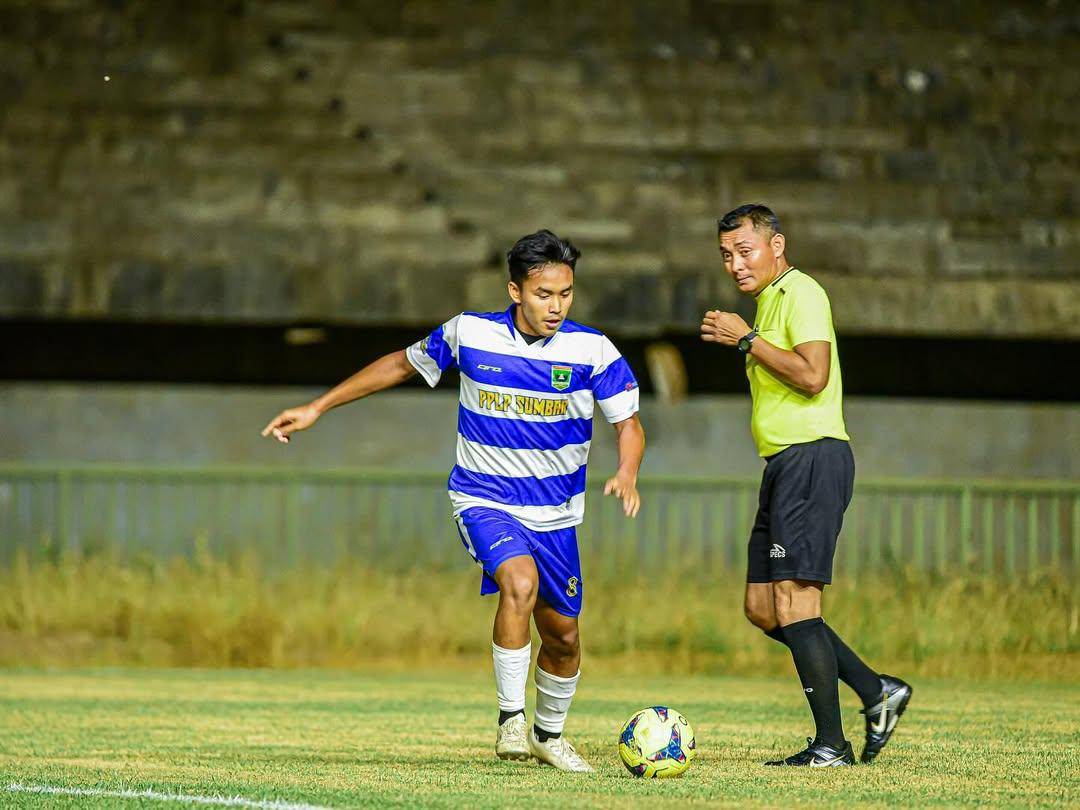 Pemain muda Gala Pagamo (kiri) saat memperkuat tim sepak bola putra PON Sumatra Barat pada tahun 2023. (Instagram.com/galaapagamo)