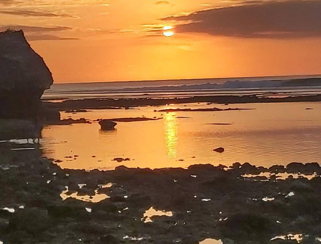 Pemandangan sunset di Pantai Tanjung Simah. (Instagram.com/gusdetrianggara)