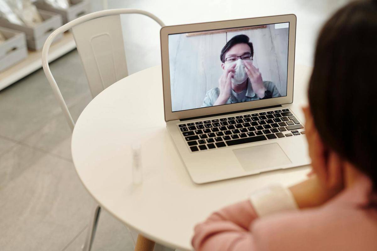 ilustrasi video call (pexels.com/Edward Jenner)