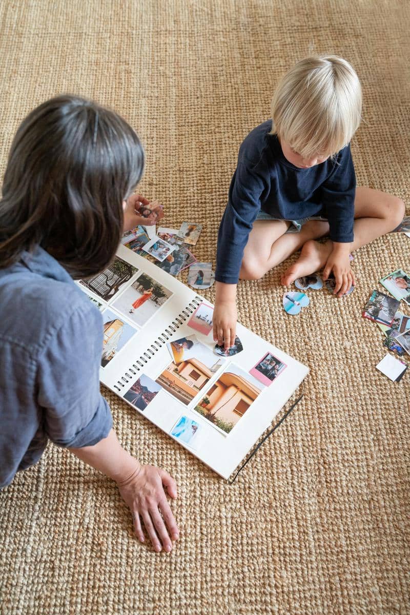 ilustrasi anak membuat scrapbook
