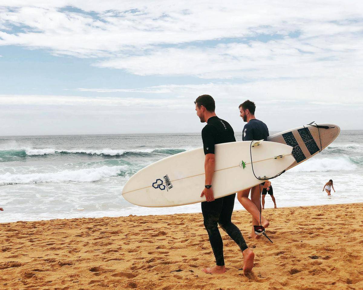 ilustrasi membawa papan surfing (pexels.com/Marc Roy)