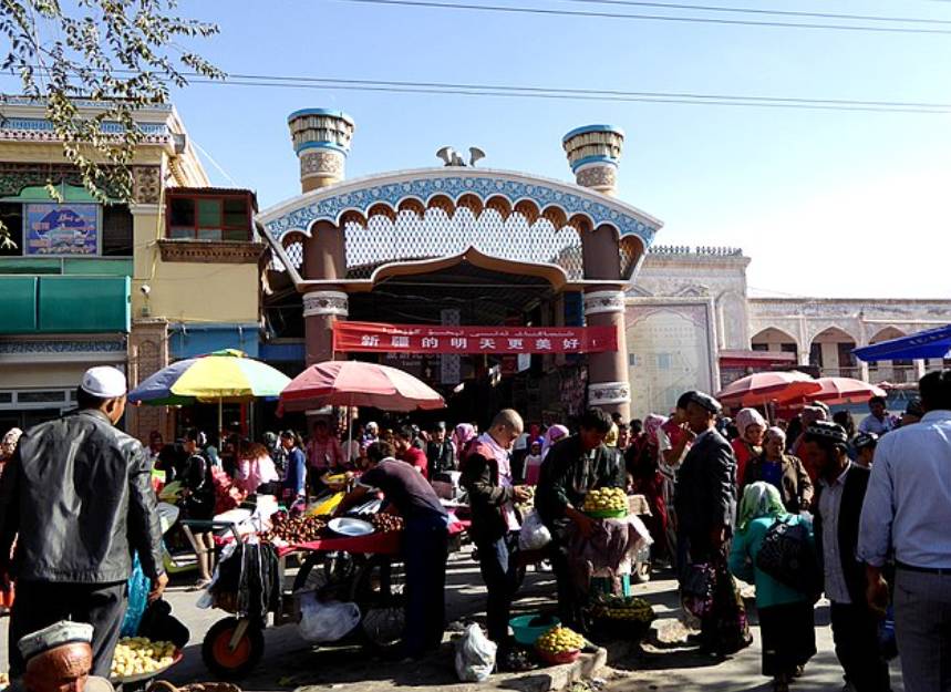 potret Kashgar Sunday Baazar (commons.wikimedia.org/Hiroki Ogawa)